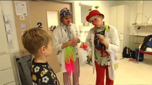 Yle Uutisluokka Triplet: Nuoria potilaita piristävät sairaalaklovnit palkittiin (S): 20.11.2015 18.27