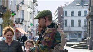 Yle Uutisluokka Triplet: Brysselin poikkeustila sulki koulut ja kaupat - EU-kokoukset jatkuvat tiukasti vartioituina (S): 23.11.2015 18.14