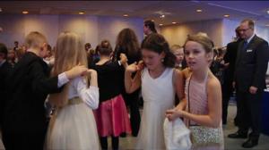 Yle Uutisluokka Triplet: Lasten itsenäisyysjuhlassa pääsi testaamaan tanssitaitoja (S): 03.12.2015 17.29