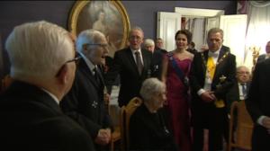 Yle Uutisluokka Triplet: Linnan juhlista levisi some-hitti - veteraanien yllätyslaulu liikutti myös presidenttiparin (S): 08.12.2015 16.21