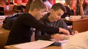 Yle Uutisluokka Triplet: Unkarissa protestoidaan koulu-uudistusta vastaan (S): 09.02.2016 13.21