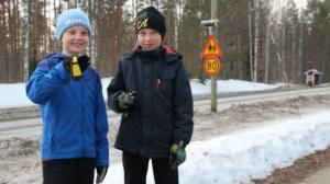 Yle Uutisluokka Triplet: Koulurepun lähetin varoittaa autoilijaa tietä ylittävästä lapsesta (S): 31.03.2016 09.34