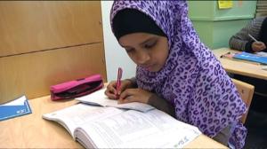 Yle Uutisluokka Triplet: Maahanmuuttajanuoret oppivat suomen kielen hyvin (S): 06.04.2016 09.07