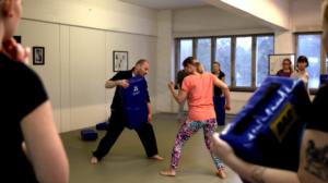 Puoli seitsemän: Naisten itsepuolustuskurssi: 13.04.2016 16.39