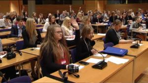 Yle Uutisluokka Triplet: Nuorten parlamentti siirtäisi kesälomia – ministeri lupasi että keskustelua jatketaan (S): 18.04.2016 13.01