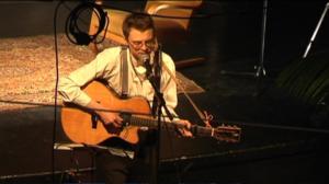 Yle Uutisluokka Triplet: Livemusiikkia nojatuolissa – Olohuoneklubilla yleisö ja artisti nauttivat läheisyydestä (S): 22.04.2016 11.05