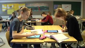 Yle Uutisluokka Triplet: Nuoret: kiire ja kännykät pahimpia oppimisen esteitä (S): 27.04.2016 11.24