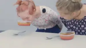 Temput ja testit: Milla ja Emma: Testihimot - Ilman käsiä syönti: 17.10.2016 08.00