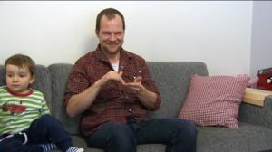 Lyhyesti viitottuna: Jussi Rinta-Hoiska haluaa siirtää viittomakielisen perinnön lapsilleen: 13.11.2016 06.00