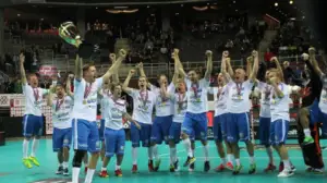 Yle Uutisluokka Triplet: Suomi voitti salibandyn MM-kultaa (S): 13.12.2016 10.21