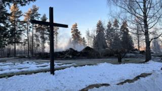Piispa pitää rukoushetken palaneella Rautjärven kirkolla