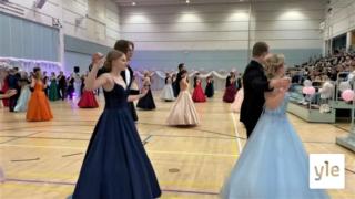 Vanhojen tanssit siirrettiin kahdesti – 150 lukiolaista pääsee nyt tanssimaan abeina: 15.10.2021 10.38