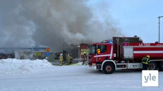 Saariselän kauppakeskus Kuukkeli palaa, pelastuslaitoksen mukaan rakennus tulee tuhoutumaan täysin (S): 21.02.2022 10.23