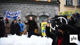 Rauhanjärjestöt osoittavat mieltä Ukrainan puolesta Tampereella ja Helsingissä - vaativat Venäjän poistumista: 24.02.2022 18.03