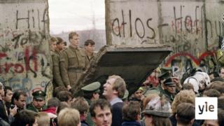 Berliini valmistautuu muurin murtumisen 30-vuotispäivään – Ylen suora lähetys Brandenburgin portilta: 08.11.2019 15.36