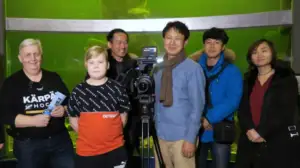 Yle Uutisluokka Triplet: Vanhuksen ja pojan ystävyys innoitti aasialaisen dokumenttiryhmän kuvausmatkalle Suomeen: 24.11.2017 12.26