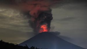 Yle Uutisluokka Triplet: Tulivuori Agung purkautuu Balilla: 28.11.2017 09.39