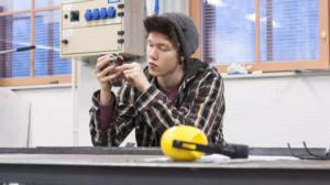 Yle Uutisluokka Triplet: Ammattiin opiskelevat kyllästyivät lähiopetuksen puutteeseen: 14.12.2017 11.15