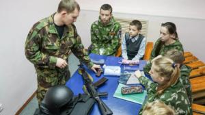 Yle Uutisluokka Triplet: Yhä useammille venäläislapsille opetetaan sotilaallisia taitoja: 08.01.2018 10.40