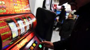 Yle Uutisluokka Triplet: Uudella nenäsumutteella halutaan hillitä peliriippuvuutta: 08.01.2018 10.53