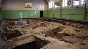 Yle Uutisluokka Triplet: Turussa pohditaan mitä liikuntasalin alta paljastuneelle raunioille pitäisi tehdä?: 01.03.2018 11.44