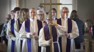 Yle Uutisluokka Triplet: Ensimmäiset naispapit vihittiin poliisin vartioinnissa: 05.03.2018 09.50