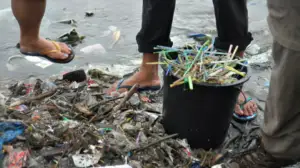 Yle Uutisluokka Triplet: Maailman saastuneimmassa joessa virtaa veden sijasta roskaa: 06.03.2018 11.13