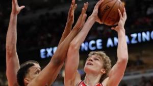 Urheilujuttuja: Lauri Markkanen heitti NBA-jumbon kumoon: 08.03.2018 06.37