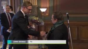 Yle Uutisluokka Triplet: Presidentti Koiviston hautamuistomerkki symboloi karttaa: 10.04.2018 09.33