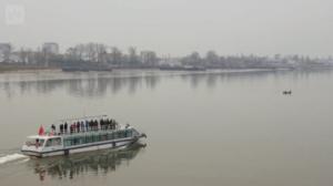 Yle Uutisluokka Triplet: Kiinalaisturistit tutustuvat Pohjois-Koreaan kiikareiden avulla: 02.05.2018 10.52