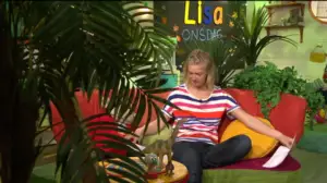 Lisa visar dinosaurieteckningar. (S): 31.10.2018 07.00