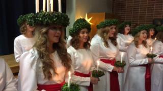 Lokalt live: Finlands lucia Elin Qvist besöker Tölö gymnasium - följ med ett av Luciakörens första uppträdanden: 13.12.2018 09.31