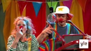 Malin och Jontti som clowner: 08.02.2021 06.45