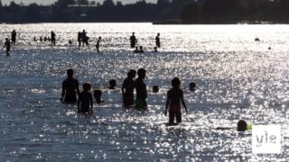 Helteet tulevat, mutta missä on turvallista uida? Yle aamu-uinnilla Hietsun rannalla Helsingissä: 18.06.2021 10.45