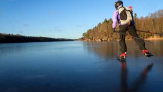 Lumeton järven jää on retkiluistelijan unelma - pitää vain olla varma, että jää kantaa : 03.12.2018 11.36