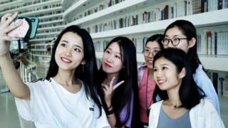 Kiinalaisessa kirjastossa ei lainata kirjoja, vaan otetaan selfieitä: 10.12.2018 14.04