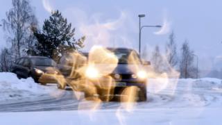 Lumimyräkkä sekoitti liikenteen - kattojen lumikuorma vaarallisen suuri: 04.02.2019 11.13