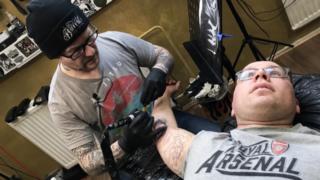 Peräti 4 000 tatuointiväreissä käytettävää kemikaalia menossa käyttökieltoon: 15.03.2019 12.18