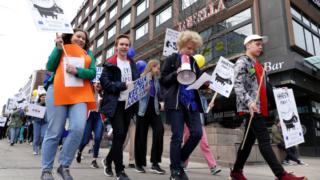Lukiolaiset marssivat Helsingissä: "Äänestäkää nuoret, sillä me elämme tulevaisuuden päätösten kanssa": 26.04.2019 12.11