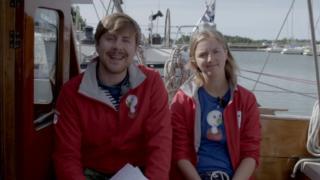 Staffan och Lisa visar teckningar på segelbåten (S): 17.08.2019 12.50