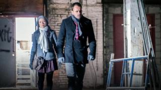 Elementary (12) - A Giant Gun, Filled with Drugs