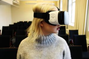 Yle Uutisluokka Triplet: Sosiaalisten tilanteiden pelkoa yritetään ehkäistä virtuaalimaailmassa