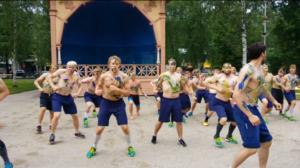 Jukurit esittää taistelutanssin Mikkelissä: 17.06.2016 12.08