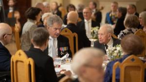 Tasavallan presidenttipari tapaa lotat ja veteraanit