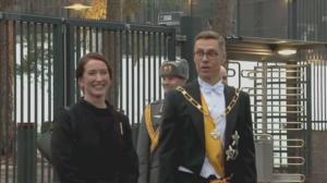 Presidentparet  träffade folk som väntade vid bostaden i Munksnäs