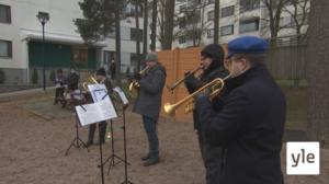Espoossa vietiin joululaulut taloyhtiöiden pihoille: 14.12.2020 10.42