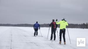 Henry Leinonen uhmaa tuulta ja tuiskua, jotta Kajaanin Vuottolahdella pääsee luistelemaan: 25.02.2021 09.58