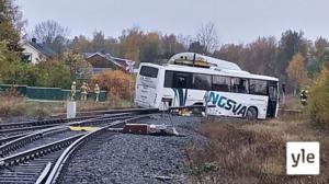 Koululaisia kuljettanut linja-auto ja ratatyökone kolaroivat Kaskisissa - kahdeksan sairaalaan: 05.10.2021 11.50
