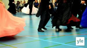 Svenska Yle live:  Äntligen får de dansa  - gamlas dans i Ekenäs bollhall: 03.12.2021 13.25