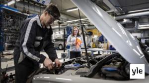 Autokanta sähköistyy - automyyjiltä ja mekaanikoilta vaaditaan uusia taitoja: 31.01.2022 10.30